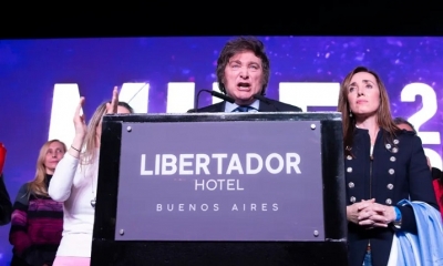 El economista ultraliberal Javier Milei habla durante un mitin tras conocer los resultados de las primarias
