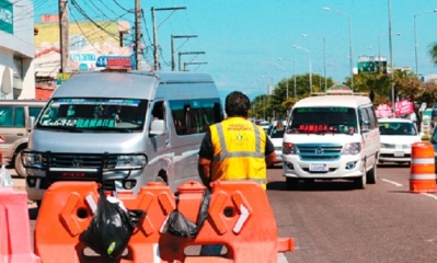 Minibuses de servicio intermunicipal de La Guardia son desviados antes del 2.º anillo, los transportistas no presentaron su documentación. Foto: ED