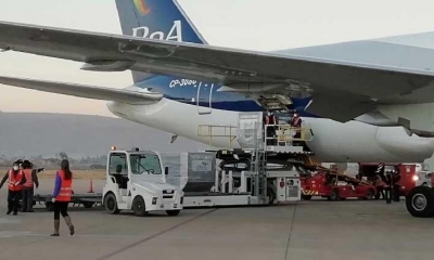 Momento del arribo de vacunas al aeropuerto de Cochabamba 