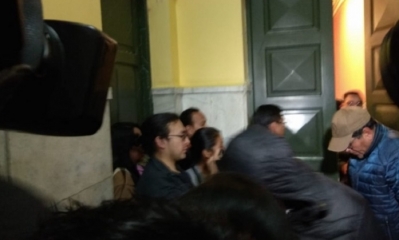 Funcionarios son conducidos a celdas judiciales. Foto: ANF