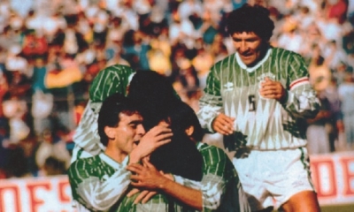 Los jugadores del 93 celebran con William (18) uno de los goles del valluno.
