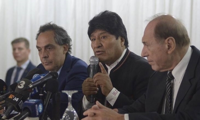 Expresidente Evo Morales junto a sus abogados Zaffaroni y Ferreyra. Foto: Pedro Perez