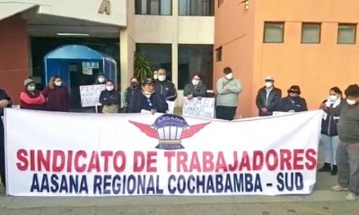 Una protesta de trabajadores de AASANA en inmediaciones del aeropuerto de Cochabamba. 
