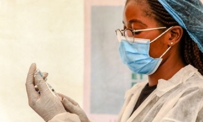 Una trabajadora de salud prepara una vacuna covid-19 en un centro de inmunización en Yaundé, Camerún. 