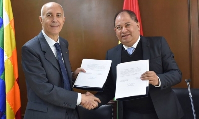 Firma de convenio entre el ministro de Gobierno, Carlos Romero y el embajador de Italia en Bolivia, Placido Vigo. Foto: RRSS