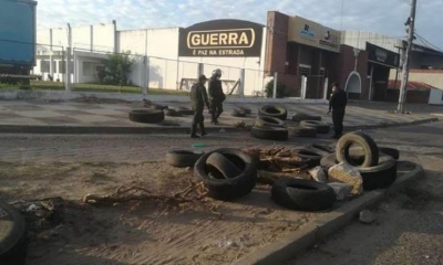 Policía desbloquea en Santa Cruz. 