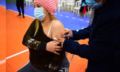 Una mujer embarazada recibe una dosis anticovid, en Asunción, Paraguay. | Foto archivo | AFP
