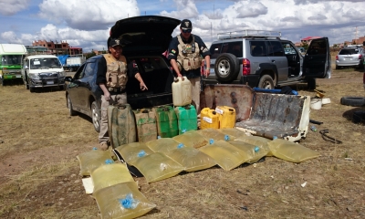 Efectivos policiales mostrando el combustible decomisado al contrabando.