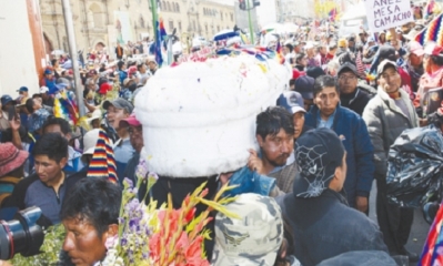 Familiares de las víctimas de la masacre llevan los ataúdes de los caídos en 2019.