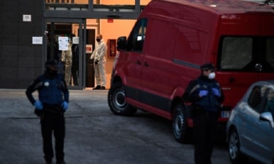 El ejército se encarga de intervenir y desinfectar residencias de ancianos, luego de registrarse decenas de fallecimientos 