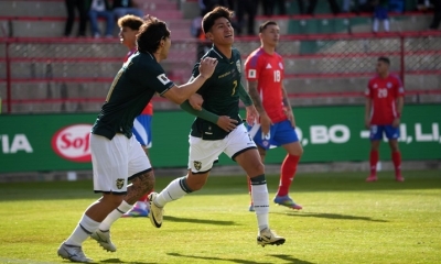 Miguel Terceros y Carmelo Algarañaz celebran tras anotar ante Chile. 