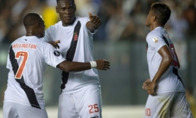 Paulao (C) celebra un gol del Vasco da Gama frente al boliviano Jorge Wilstermann durante un partido de la Copa Libertadores jugado en Rio de Janeiro 
