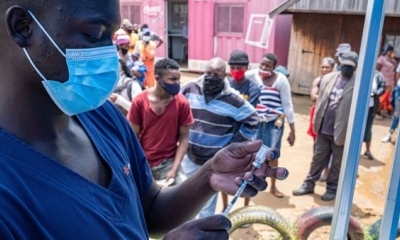 Un trabajador de salud llena una jeringa con una dosis de vacuna contra COVID-19