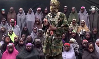 Un líder de Boko Haram se muestra con las niñas que el grupo aún mantiene secuestradas/Foto. RRSS