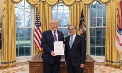 El embajador de Argentina Jorge Argüello junto al presidente de EEUU, Donald Trump. | @ARGinUSA