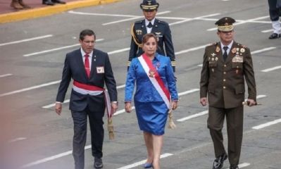 La presidenta de Perú, Dina Boluarte, durante un desfile militar. EFE
