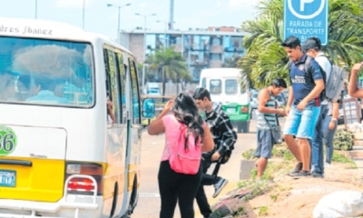 Los pasajeros se quejan por el desnivel peligroso de esta parada en el segundo anillo, por Pollos Luisín. Foto: EL DEBER