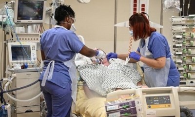 El personal médico atiende a un paciente infectado con el Covid-19 (nuevo coronavirus) en la unidad de cuidados intensivos del hospital AP-HP Avicenne