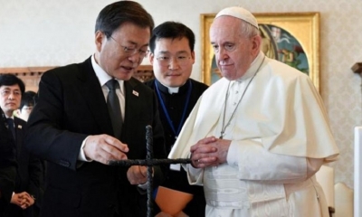El papa Francisco intercambiando regalos con el presidente de Corea del Sur, Moon Jae-in, durante una audiencia privada. | EFE
