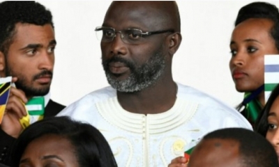  El presidente de Liberia George Weah (C) observa durante una foto de familia en la apertura de la sesión ordinaria de la Asamblea de Jefes de Estado