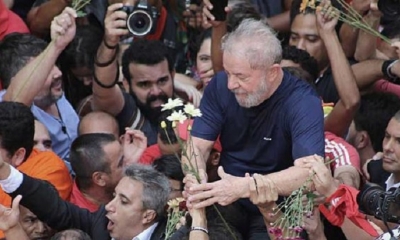 Luiz Inácio Lula da Silva mientras es cargado por sus simpatizantes tras pronunciar un discurso el sábado 7 de abril del 2018
