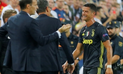 El jugador Cristiano Ronaldo reacciona después de ser expulsado.
