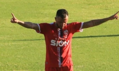El festejó de Pérez luego de marcar su primer gol en Royal Pari.