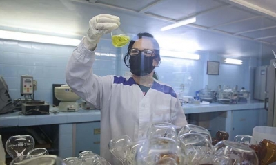 Una científica trabaja en una investigación sobre coronavirus en Niterói (Brasil). | Foto ilustrativa | EFE/ André Coelho