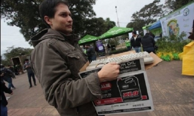 La gente llega a la plaza con sus residuos y sale con un plantín. Foto Jorge Gutiérrez