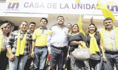 Doria Medina posó con sus seguidores en la inauguración de la Casa de la Unidad en la capital cruceña/Foto. RRSS