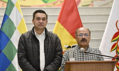 Los ministros de la Presidencia, Yerko Núñez, y de Salud, Aníbal Cruz
