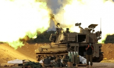 Una unidad de artillería israelí bombardea objetivos en la Franja de Gaza desde un lugar no revelado junto a la frontera entre Israel y Gaza en Israel