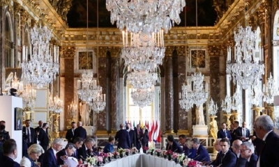 Líderes europeos cenan y hablan de la guerra en Ucrania en el Salón de los Espejos del Palacio de Versalles, en Francia.