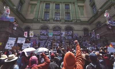 Varias mujeres protestaron el lunes en predios del Tribunal Departamental de Justicia, La Paz.