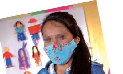 Una joven boliviana muestra la muñeca sin rostro que construyó con las historias de violencia de una mujer. 