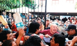Comerciantes informales del mercado La Ramada agredieron el vehículo en el que el alcalde Percy Fernández. Foto: El Deber