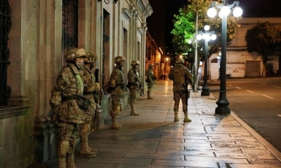 Militares custodian el palacio presidencial en La Paz después de que el gobierno boliviano pidiera a la población permanecer en sus casas