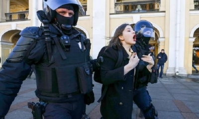La policía se lleva a una manifestante en San Petersburgo
