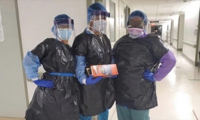 Enfermeros del Hospital Mount Sinai en Nueva York, llevando bolsa de basura por falta de batas de protección.