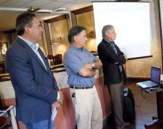 JAVIER BELLOTT JUNTO A LOS ECONOMISTAS DE LA FUNDACIÓN ROBERTO LASERNA Y HENRY OPORTO.