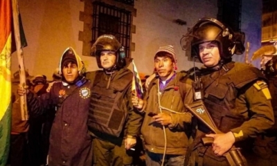 La fotografía de los campesinos y la policía. | Captura