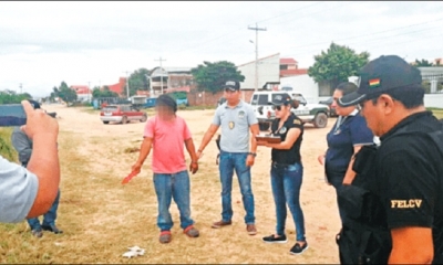El autor confeso explica cómo cometió el crimen, durante la reconstrucción de los hechos. El sujeto tiene otras denuncias por agresión. Foto: El Deber