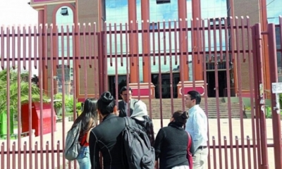  El decano de la Facultad de Derecho, Alejandro Nava, explicando a los estudiantes las razones del paro
