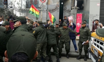 Policías no logran parar descontento ciudadano
