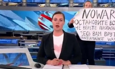 Una mujer salió con cartel en protesta por la invasión rusa a Ucrania