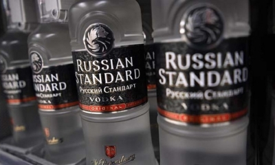 Vodka ruso a la venta en un supermercado. 