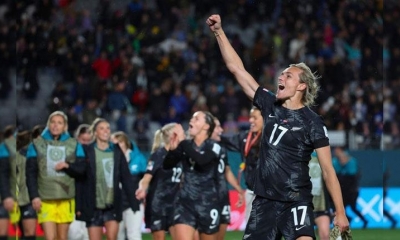 La futbolista Hannah Wilkinston (der.) de Nueva Zelanda celebra la victoria de la co-anfitriona del Mundial con el primer gol del campeonato. 