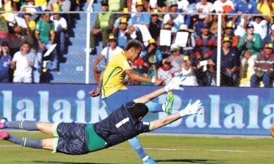 El portero boliviano impide que Neymar convierta en el estadio Siles. Foto: Archivo 