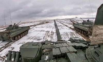 Tanques en un campo cubierto de nieve durante ejercicios conjuntos de las fuerzas armadas de Rusia y Bielorrusia