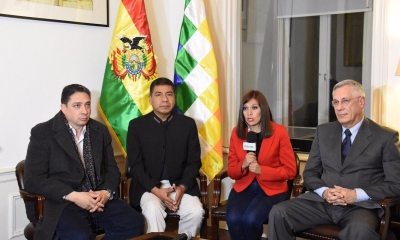 El equipo jurídico con la prensa/Foto. RRSS